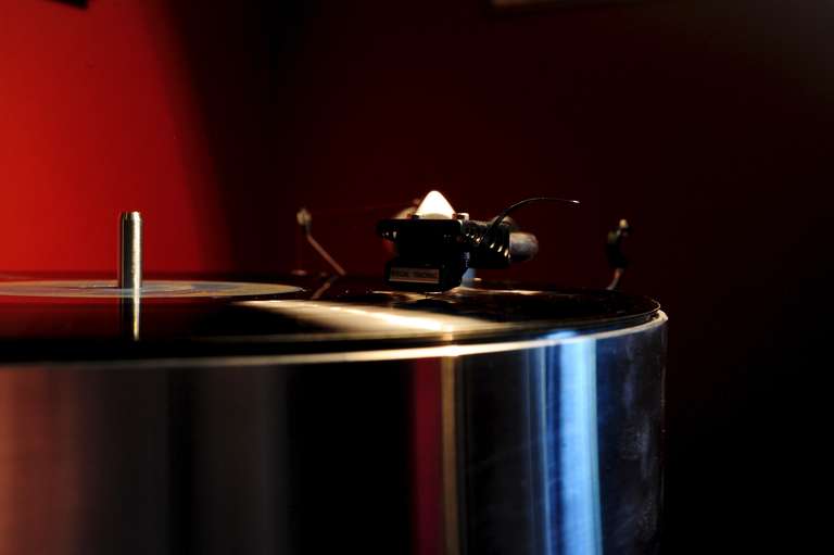 The center spindle can be removed for optical record centering.
